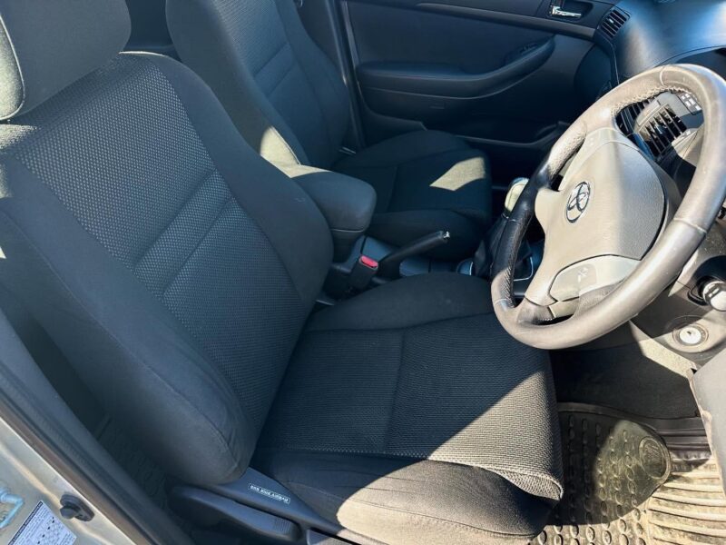 2004 TOYOTA AVENSIS