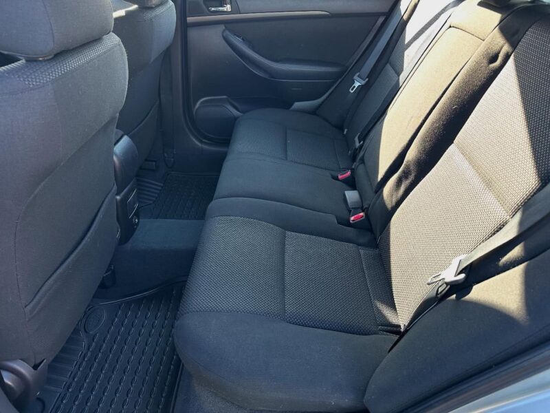 2004 TOYOTA AVENSIS